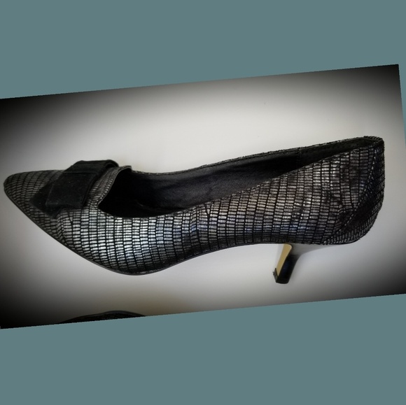 Donald J Pliner metallic lizard-print leather pump - Picture 3 of 8